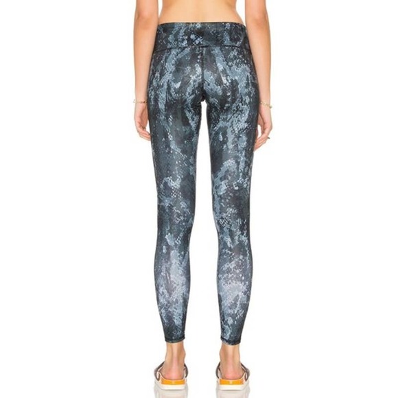 ALO Airbrush Leggings in Glossy Python M - Picture 3 of 13
